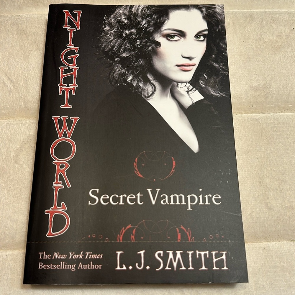 ⭐️2/$12⭐️ secret Vampire. Gift giving condition